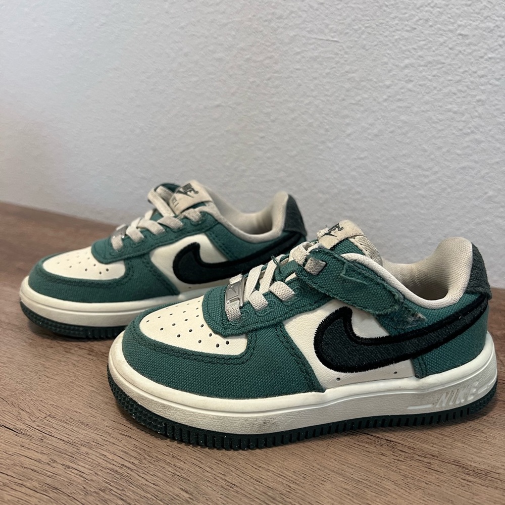 Nike Kids Sneakers in Green and Cream